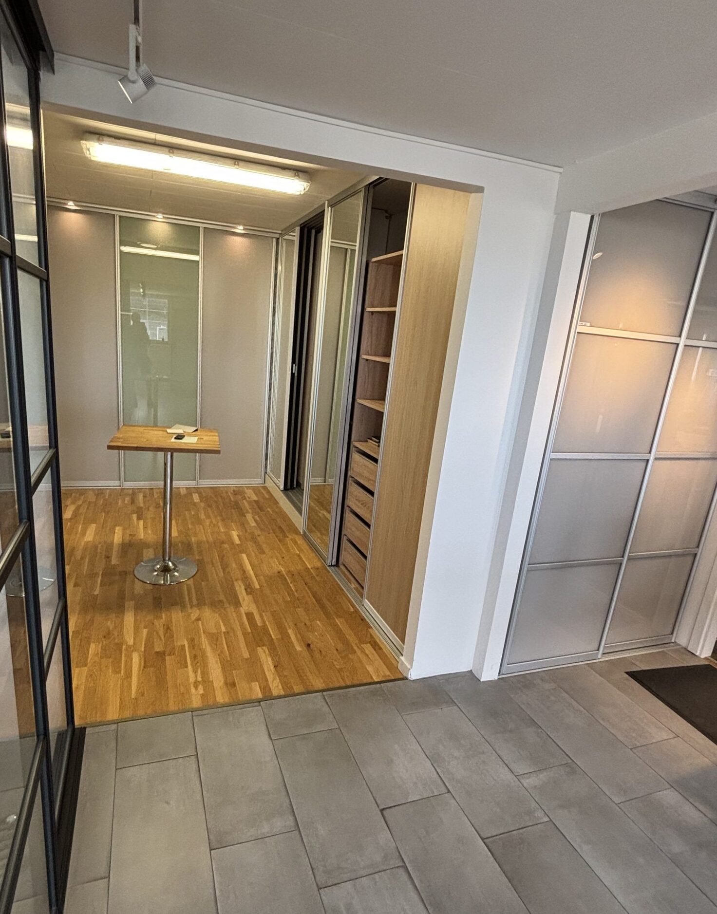 Same spiral staircase, seen from the showroom floor